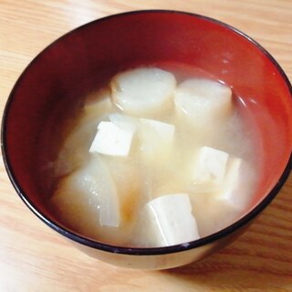 豆腐と玉ねぎと麩の味噌汁